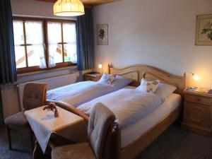 Säng eller sängar i ett rum på Gästehaus Hubertushof
