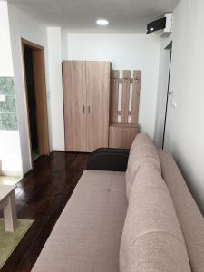 sala de estar con sofá y armarios de madera en Apartman Nota, en Kopaonik