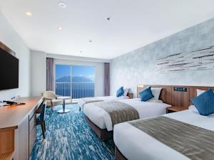 Art Hotel Kagoshima في كاجوشيما: غرفة فندقية بثلاث اسرة وتلفزيون بشاشة مسطحة