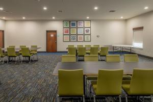 WestにあるHoliday Inn Express & Suites N Waco Area - West by IHGの机と椅子とホワイトボードのある教室