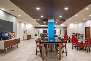 WestにあるHoliday Inn Express & Suites N Waco Area - West by IHGのテーブルと椅子のあるダイニングルーム