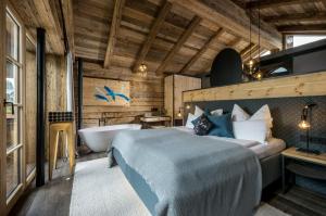 Posteľ alebo postele v izbe v ubytovaní GipfelKreuzLiebe Senhoog Luxury Holiday Homes