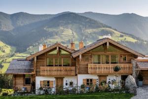 レオガングにあるBergWärtsGeist SENHOOG Luxury Holiday Homesの山を背景にした木造家屋