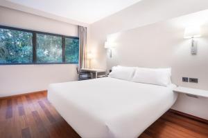 Cama o camas de una habitación en B&B HOTEL Jerez