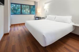 Cama o camas de una habitación en B&B HOTEL Jerez