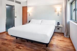 Cama o camas de una habitación en B&B HOTEL Jerez