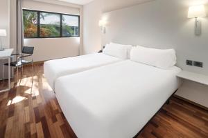 Cama o camas de una habitación en B&B HOTEL Jerez