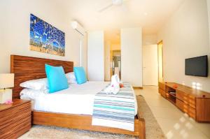 Postel nebo postele na pokoji v ubytování Cap Ouest Beachfront Residences + 28 fotografií