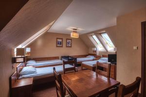 En eller flere senge i et værelse på Dom Oliwski