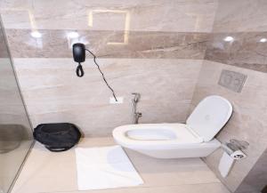 Geeta Sarovar Portico, Panipat的一间浴室