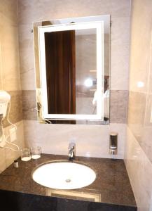 Geeta Sarovar Portico, Panipat的一间浴室