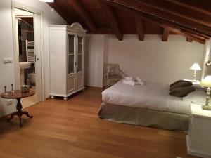 1 dormitorio con 1 cama grande y 1 mesa en Barbacan Boutique Hotel, en Trieste