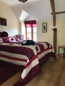 Tempat tidur dalam kamar di Peacock Cottage, Coity Bach