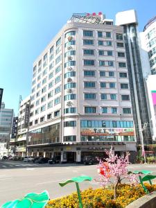 a large white building with a lot of windows at Grand Earl Hotel in Douliu