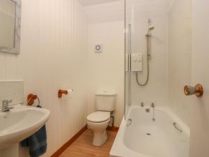 un bagno con un water, un lavandino e una vasca da bagno di Viola Cottage a Fraserburgh Altre 18 foto