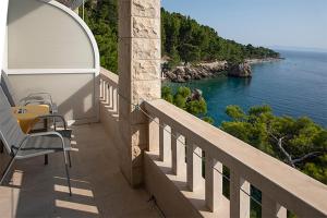 布雷拉的住宿－Punta Rata room，阳台配有椅子,享有海景。