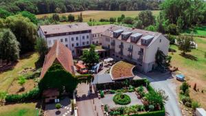 eine Luftansicht eines großen Hauses mit Garten in der Unterkunft Zeiskamer Mühle in Zeiskam