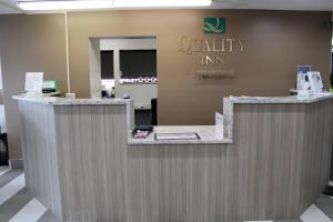 een tentoonstelling van een kwaliteitswinkel in een luchthaven bij Quality Inn in Mount Pleasant