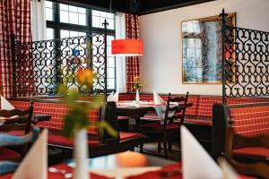 a restaurant with tables and chairs and a window at Brauereigasthof-Hotel Roter Ochsen in Ellwangen