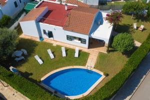 een luchtzicht op een huis met een zwembad bij Villa Lunas in Cala'n Bosch