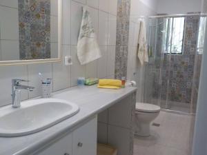een badkamer met een wastafel, een toilet en een douche bij Casa Aqua Marina in Aghia Marina