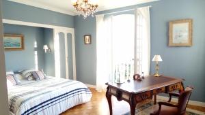 sypialnia z łóżkiem, biurkiem i oknem w obiekcie L'Annexe w mieście Ciboure