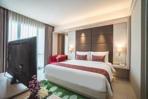 Rúm í herbergi á The Margo Hotel