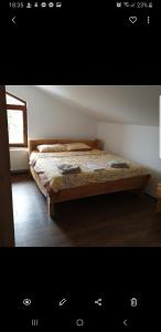 1 dormitorio con 1 cama en una habitación con ventana en Villa Lake Palace, en Berovo