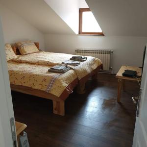 1 dormitorio con cama y ventana en Villa Lake Palace, en Berovo