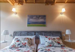 A bed or beds in a room at La Figal de Xugabolos, Salas