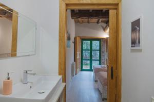 A bathroom at La Figal de Xugabolos, Salas