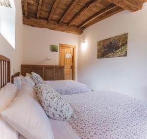 A bed or beds in a room at La Figal de Xugabolos, Salas