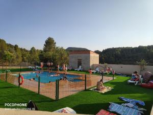 Bazén v ubytování Camping El Roble nebo v jeho okolí