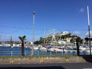 einen Yachthafen mit einem Riesenrad im Hintergrund in der Unterkunft Newton House in Torquay