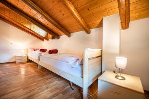 two bunk beds in a room with wooden ceilings at Baita Mas Rabbies in Rabbi