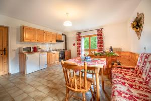 cocina y sala de estar con mesa y sofá en Baita Mas Rabbies, en Rabbi