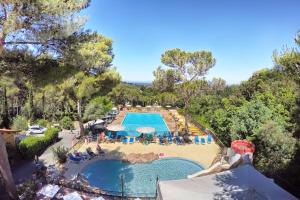 an overhead view of a pool at a resort at Le Pianacce Camping Village in Castagneto Carducci