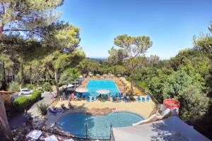 an overhead view of a pool at a resort at Le Pianacce Camping Village in Castagneto Carducci