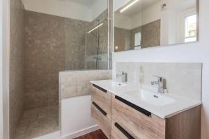 un bagno con lavandino, doccia e vasca di Standing cottage in Disneyland a Chalifert Altre 19 foto