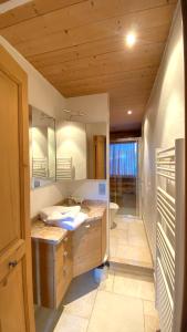 Bilik mandi di Chalets de Julie