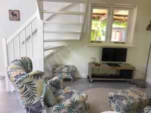 TV a/nebo společenská místnost v ubytování UNIEK Bommelgaard, guesthouse in het prachtige Rivierenland!