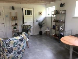 Posezení v ubytování UNIEK Bommelgaard, guesthouse in het prachtige Rivierenland!