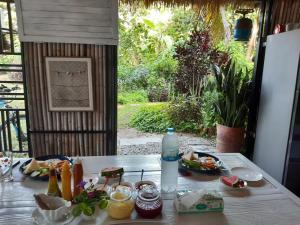 un tavolo con due piatti di cibo e una bottiglia d'acqua di Village Homestay a Udon Thani