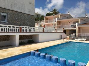 una piscina frente a una casa en Bertur Finca Simó, en Peñíscola