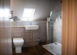 A bathroom at Briarfields Hotel 