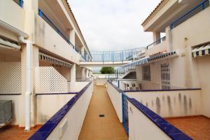 einen leeren Flur eines Gebäudes mit blauen und weißen Wänden in der Unterkunft Global Properties, Apartamento con piscina en playa Corinto in Sagunt