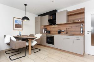Küche/Küchenzeile in der Unterkunft Meerblick-Ferienwohnung Black Pearl