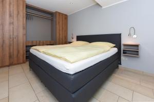 Ein Bett oder Betten in einem Zimmer der Unterkunft Meerblick-Ferienwohnung Black Pearl