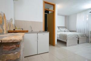 un bagno con lavandino e una camera con letto di Villa Matejuska Heritage a Spalato (Split)