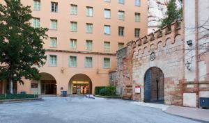 una calle vacía frente a un gran edificio en Apartamentos Montserrat Abat Marcet, en Montserrat